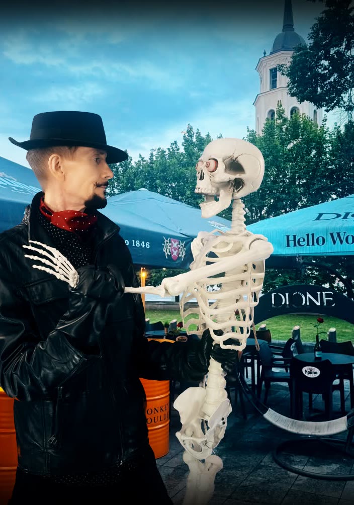 Nėrius Pečiūra su skeletu